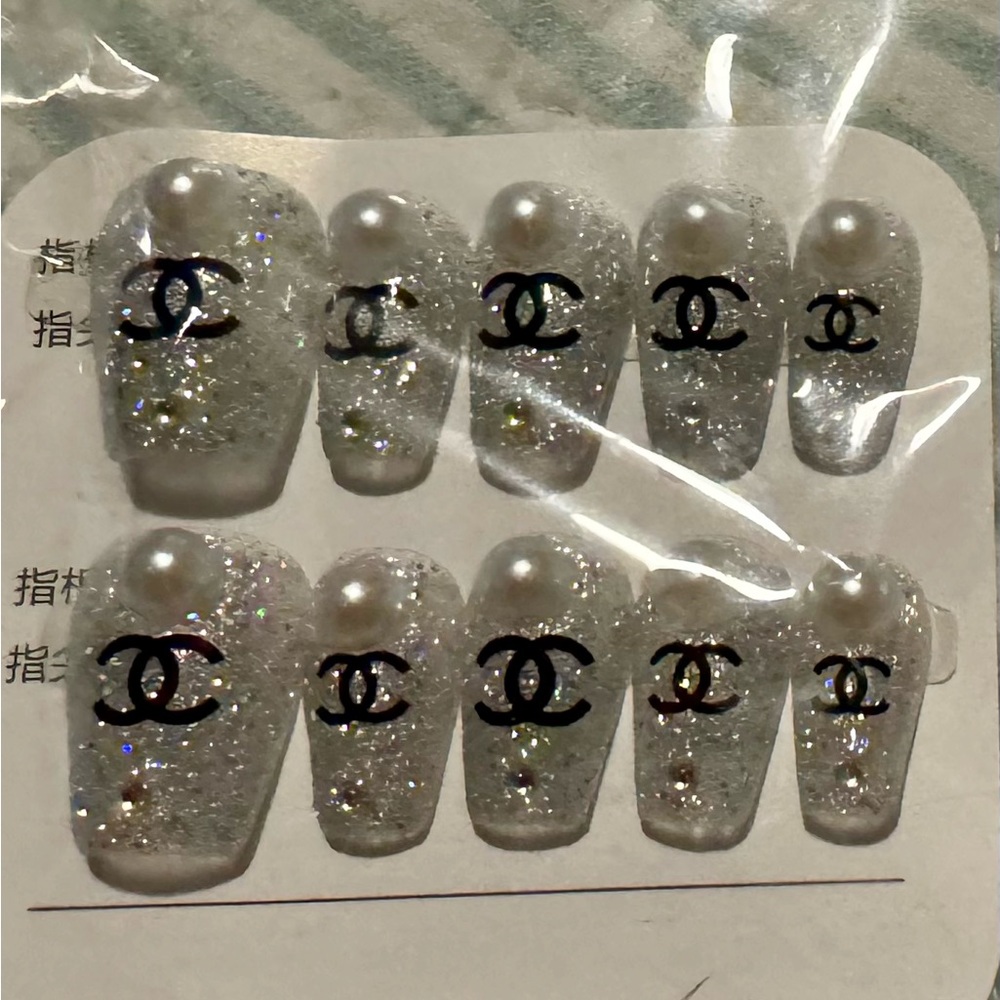 Pearl Accent Glitter Press-On Nails with Black Logo